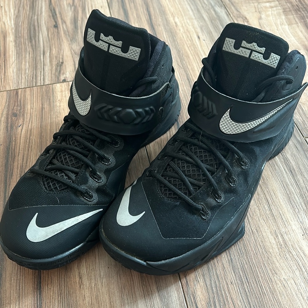 nike lebron soldier zoom